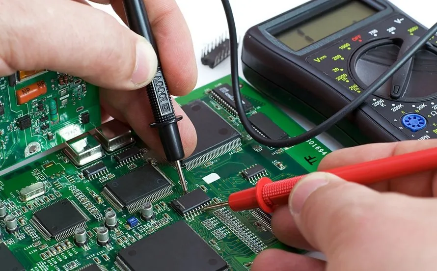 Testez le court-circuit du PCB avec un multimètre